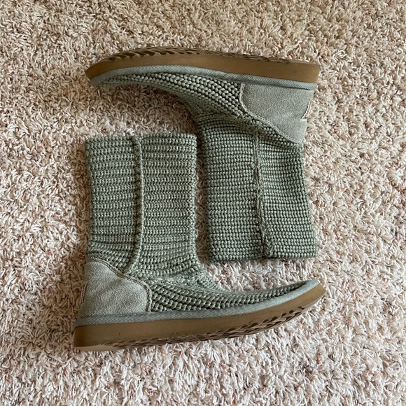 Shoes - UGG green knit cardy boots 6, excellent condition, hardly worn